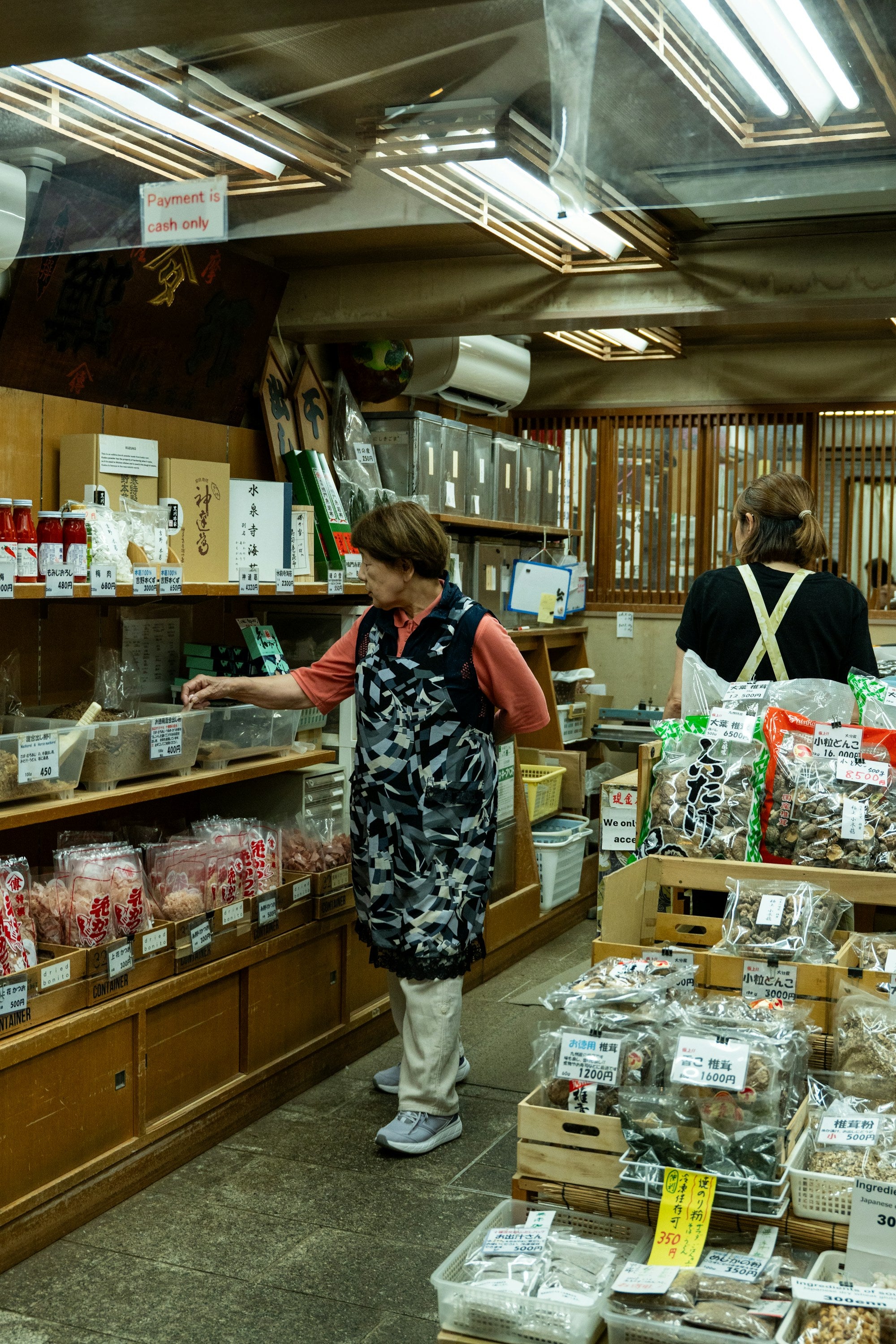 市場で商品を選び、日本の暮らしへ届ける準備をする様子